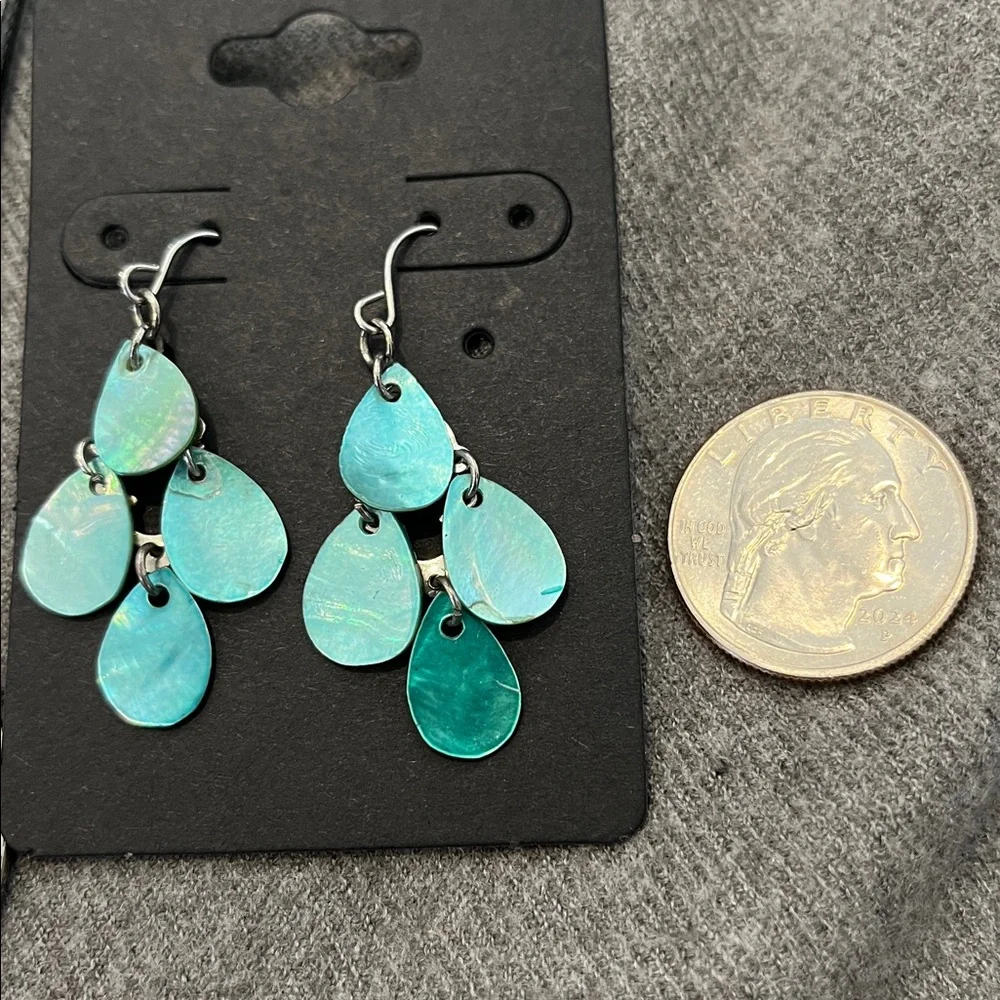 ๐ป3/$15 Silvertone Inlaid Shell Pendant with Shell Earring Set - Picture 5 of 7